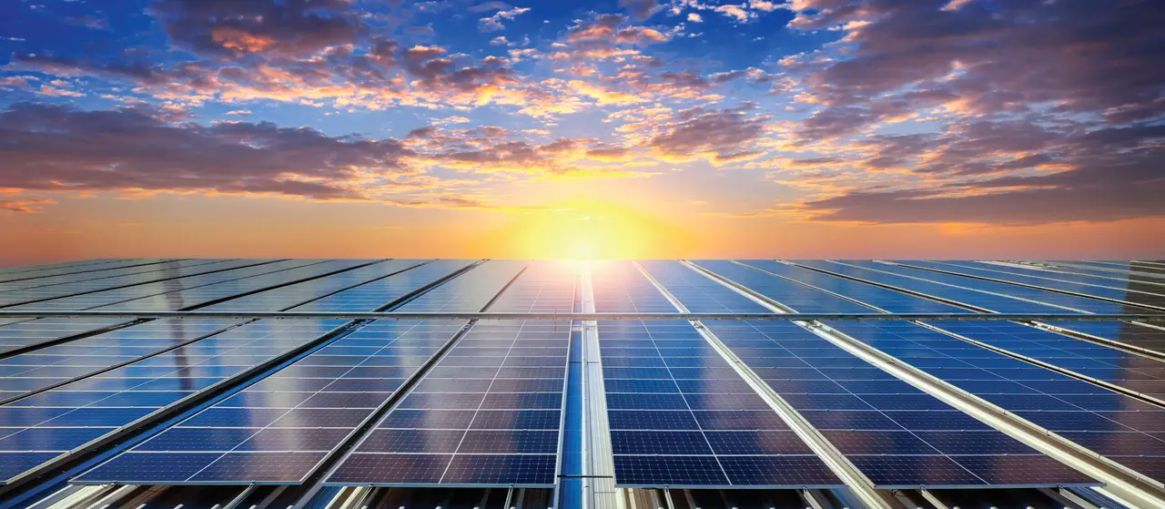 Solarpark bei Sonnenaufgang